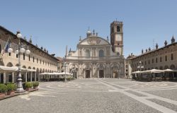 Piazza Ducale e Duomo di Vigevano, la bella cittadina della Lombardia, in Provincia di Milano - © hal pand / Shutterstock.com