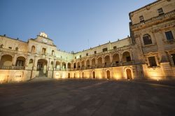 Piazza Duomo è celebre per le sue architetture barocche, veri capolavori del centro di Lecce, uno dei capoluoghi di provincia della Puglia - © Claudio Giovanni Colombo / Shutterstock.com ...