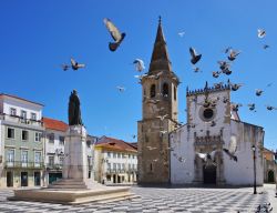 Piazza Repubblica a Tomar, Portogallo, e la chiesa di San Giovanni Battista - © LianeM / Shutterstock.com