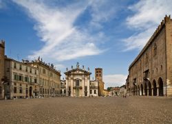 Piazza Sordello in centro a Mantova: sullo sfondo ...