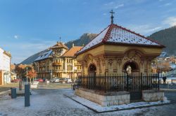 Inverno in Piazza Unirii, Brasov - I suoi suggestivi edifici otto novecenteschi sembrano quasi contrastare la vegetazione lussureggiante di boschi e foreste che inizia da li a poco. Conosciuta ...