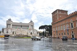 Il centro geografico di Roma è rappresentato da Piazza Venezia. Nell'immagine Palazzo Venezia è sulla destra, sede del Museo Nazionale di Palazzo Venezia e della Biblioteca ...