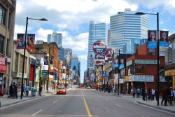 La piazza di Yonge-Dunda square a Toronto in Canada - © Lissandra Melo / Shutterstock.com 