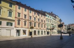 Panorama sulla piazza barocca nel centro storico di Rijeka, Croazia - Dall'approdo sulla riva verso il centro della città si estende la piazza barocca di Rijeka che ospita alcuni ...