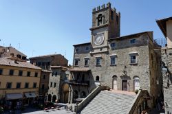 Piazza centrale di Cortona  - Lo storico edificio del Palazzo Comunale si affaccia sulla centralissima Piazza della Repubblica. Ingrandito nel XV° secolo in direzione di Via Roma e ...