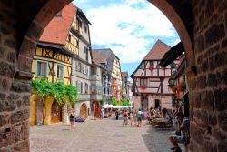 Piazza centrale di Riquewihr, Francia - All'interno di una doppia cinta muraria con porte austere e torri imponenti si trova il cuore del borgo medievale di Riquewihr, oggi uno dei gioielli ...