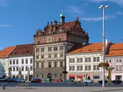 Uno scorcio della piazza centrale di Pilsen e del suo vecchio municipio rinascimentale - © Mikhail Markovskiy / Shutterstock.com
