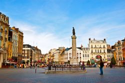 La splendida piazza centrale di Lille, Grand Place, è una delle più belle di tutto il nord est della Francia. E' conosciuta anche come piazza Generale de Gaulle che proprio ...