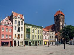 Piazza storica con la chiesa di San Giacomo, in centro a Turonia (Torun) in Polonia - © Nightman1965 / Shutterstock.com