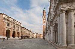 Nella Piazza dei Signori di Vicenza, antico foro romano e luogo del mercato, si svolge buona parte della vita cittadina. Vi si affacciano edifici importanti quali la Basilica Palladiana ...