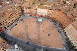 Veduta aerea di Piazza del Campo, la più importante, centrale e famosa di Siena (Toscana). Inconfondibile per la forma a conchiglia, vi si affacciano il Palazzo Comunale, la Torre del ...