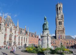 Markt e torre Belfort, Bruges - Fra i simboli di Bruges, dove si respira in assoluto l'atmosfera più autenticamente medievale delle Fiandre, spiccano la piazza del mercato e la torre ...