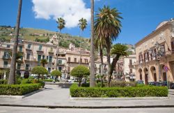 Piazza Vittorio Emanuele II si trova in centro a Monreale, la città alla periferia di Parlemo, una delle visite imperdibili della regione Sicilia - © Renata Sedmakova / Shutterstock.com ...