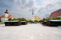 Piazza del mercato di Altotting (Baviera): qui si tiene il tradizionale Mercatino di Natale, durante l'Avvento, uno dei più famosi di tutta la Germania mercatiniNatale Germania - gkuna ...