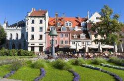 La piazza Livu nella citta vecchia della capitale Riga, in Lettonia - © Sergei25 / Shutterstock.com