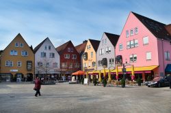 Piazzetta a Weingarten, Germania - Le facciate variopinte di alcuni edifici che si affacciano su una graziosa piazzetta di Weingarten, piccolo centro abitato esteso a nord di Ravensburg nei ...