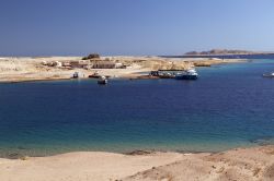 Una piccola baia a Ras Mohammed nel Mar Rosso dell'Egitto, penisola del Sinai - © stephan kerkhofs / Shutterstock.com - © Birute Vijeikien / Shutterstock.com