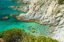 Una piccola cala nei pessi di Villasimius in Sardegna - © lsantilli / Shutterstock.com