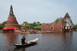 Le piogge monsoniche hanno allagato un tempio di Autthaya in Thailandia. La località si trova alla confluenza di tre importanti fiumi - © topten22photo / Shutterstock.com 