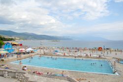 Piscina in riva al mare a Novi Vinodolski, golfo del Quarnero - Oltre agli importanti stabilimenti balneari ospitati su questo tratto di costa croata, con belle spiagge facilmente accessibili ...