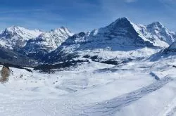 Pista da sci a Wengen, una delle più blasonate stazioni sciistiche delle Alpi Svizzere - © eFesenko / Shutterstock.com