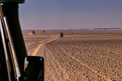 Pista nel deserto, vicino a Wadi al-Hitan in Egitto - In collaborazione con I Viaggi di Maurizio Levi