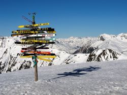 Piste da sci a Ischgl, Tirolo, Austria. Il comprensorio sciistico Silvretta Arena offre 238 chilometri di piste con discese di ogni livello di difficoltà fra i 1400 e i 3000 metri di ...