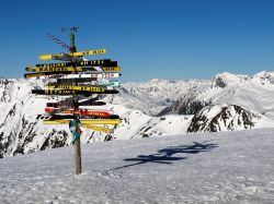 Piste da sci a Ischgl, Tirolo, Austria. Il comprensorio sciistico Silvretta Arena offre 238 chilometri di piste con discese di ogni livello di difficoltà fra i 1400 e i 3000 metri di ...