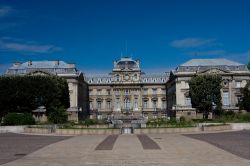 Place de la République e, sullo sfondo, la Prefettura di Lille, Francia. Una bella veduta di questa piazza situata appena fuori dal centro storico di Lille. A caratterizzarla è ...