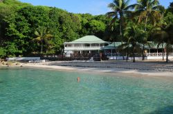 La magnifica Plage Sainte Anne: si trova sulla Grande Terre di Guadalupa, lungo la sua costa meridionale dell'isola dei Caraibi, che fa parte del territorio della Francia - © Pack-Shot ...