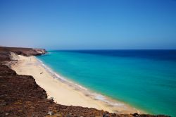 Playa Barca, Fuerteventura. Si trova nella cosiddetta "Costa Calma", lungo il litorale sud-orientale dell'isola delle Canarie. Nonostante l'aspetto in foto è una spiaggia ...