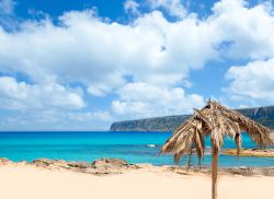 La Playa di Es Calò si trova lungo la costa nord-orientale di Formentera, Isole Baleari, Spagna. Diversamente da altre spiagge ampie e sabbiose, molto turistiche, questa è una ...