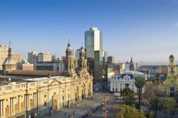 Plaza de Armas a Santiago del Cile. E' uno dei punti centrali della città, dove si vive netto il contrasto tra nuovo ed antico, tra i grattacieli e gli edifici in stile coloniale ...