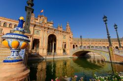 L'entrata della Piazza di Spagna, a Siviglia, si trova accanto alla rotonda con la statua del Cid Campeador, proprio davanti all'antica Reale Fabbrica di Tabacco - © Fotografiecor.nl ...