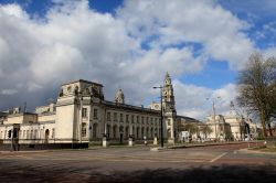 Palazzo del Municipio a Cardiff, siamo nel centro della capitale del Galles - © Gail Johnson / Shutterstock.com