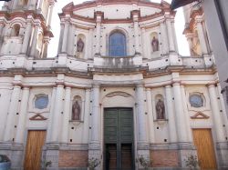 La facciata della Chiesa di Maria Santissima del Rosario in centro a Polistena (Calabria) - © VIMAEC - CC BY-SA 3.0 - Wikipedia