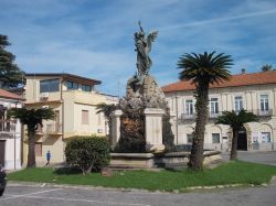 Il Monumento ai Caduti in Piazza del Popolo in centro a Polistena, in Calabria - © VIMAEC - CC BY-SA 3.0 - Wikipedia