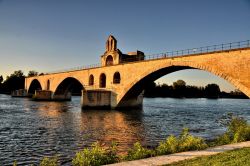 Pont St Benezet il famoso Ponte di Avignone al tramonto. Siamo in Provenza, nel sud della Francia