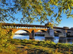 Il famoso Ponte Coperto di Pavia che attraversa ...