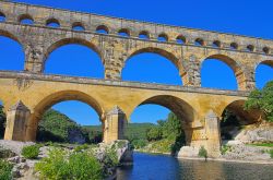 Il Pont du Gard, è un ponte di un acquedotto romano, uno dei Patrimoni dell'UNESCO in Francia. Si trova nei pressi di Vers, in Linguadoca lungo la valle del fiume Gardon - © ...