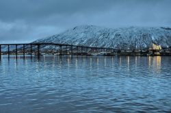 il famos Ponte di Tromso (Bruvegen) con la Cattedrale di Ishavskatedralen a Tromsdalen