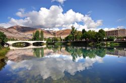 Foto panoramica di Trebinje, Bosnia Erzegovina - Il ponte in pietra si riflette nelle acque trasparenti del fiume Trebisnjica. Questa costruzione rappresenta uno dei monumenti più importanti ...