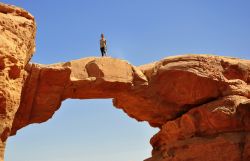 Il Ponte di Burdah , è una delle attrazioni principali del Parco Nazionale del Wadi Rum in Giordania - © Ammit Jack / Shutterstock.com