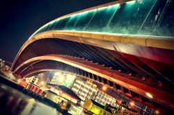 Il ponte di Calatrava o della Costituzione a Venezia. Ci troviamo nei pressi della Stazione ferroviaria di Santa Lucia e questo è l'ultimo dei quattro ponti che attraversano ...