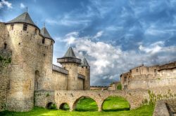 il piccolo Ponte di accesso (Comtal) alla parte interna della Cité di Carcassonne in Francia - © Anibal Trejo / Shutterstock.com