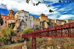 Il centro di Cuenca è diviso in due dal fiume Huécar: la parte antica e quella più mdoerna sono collegate da uno scenografico ponte - © leoks / Shutterstock.com