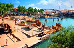 Port Aventura, il parco divertimenti della Costa Daurada si trova a Salou, ad ovest di Terragona in Spagna - © Vladimir Sazonov / Shutterstock.com 