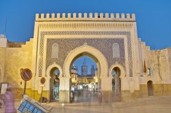 La Porta Bab Bou Jeloud, l'ingresso della Medina a Fes in Marocco - © Anibal Trejo / Shutterstock.com