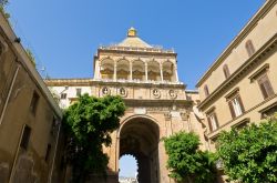 La Porta Nuova di Palermo (Sicilia) è un'antica porta urbana realizzata alla fine del CInquecento in memoria di Carlo V e della sua vittoria sui Turchi. Distrutta da un'esplosione ...