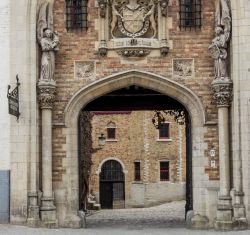 Ingresso al Gruuthusemuseum, Bruges - Specializzato nell'arte decorativa con reperti e manufatti dal XIII al XIX secolo, la Gruuthuse di Bruges è un museo che ha sede in un grande ...